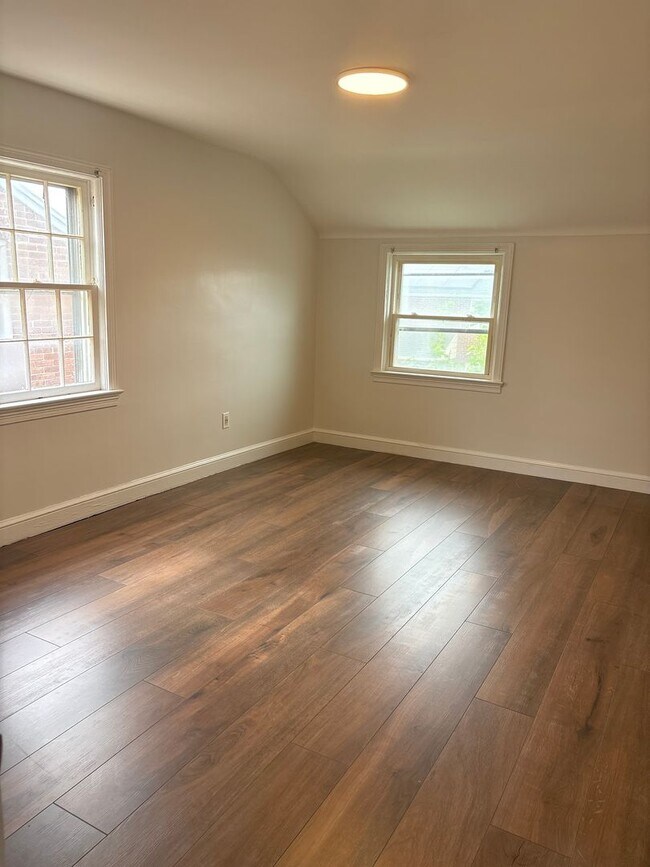 Building Photo - Cozy 3 Bedroom House, Yard-East End of Yor...