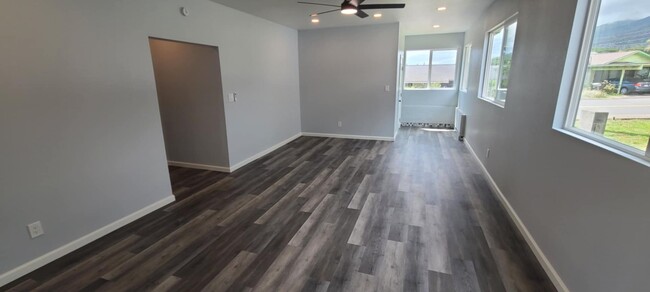 Building Photo - Large fully renovated home with an Ohana i...