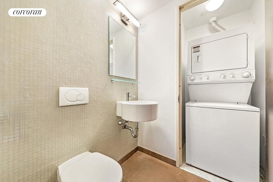 Building Photo - 462 W 58th St