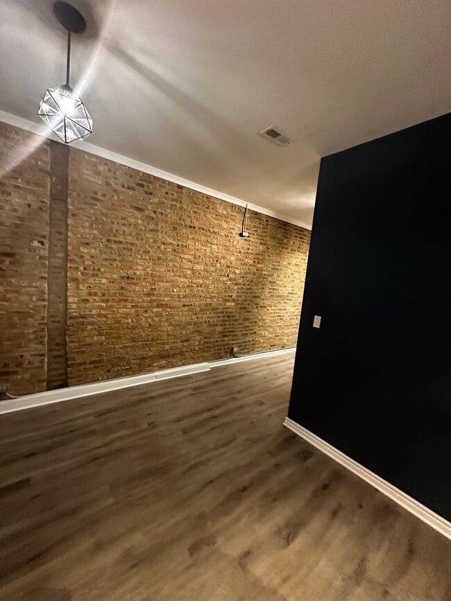 Building Photo - 2405 N Neva Ave