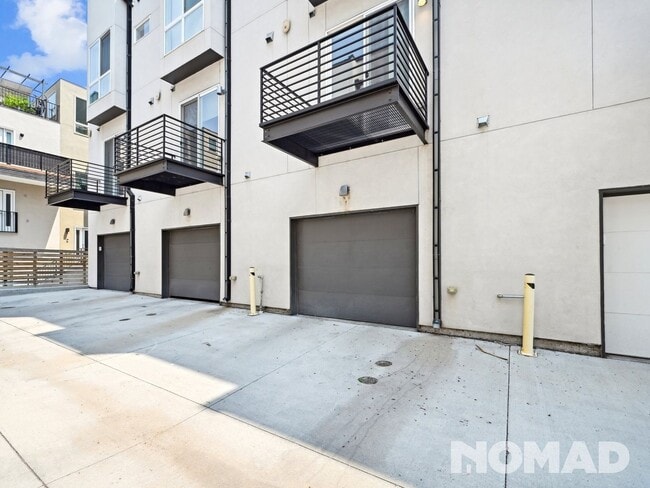 Building Photo - 3039 W 19th Ave