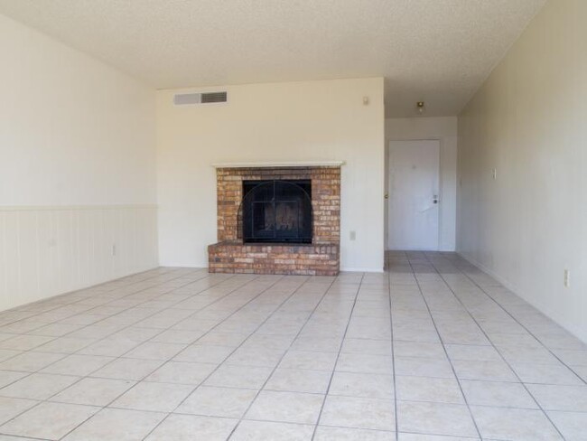 Building Photo - Beautiful East side Home