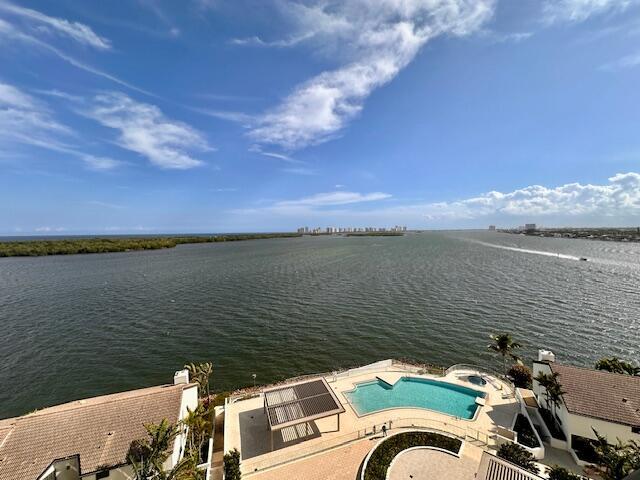 Primary Photo - 100 Lakeshore Dr