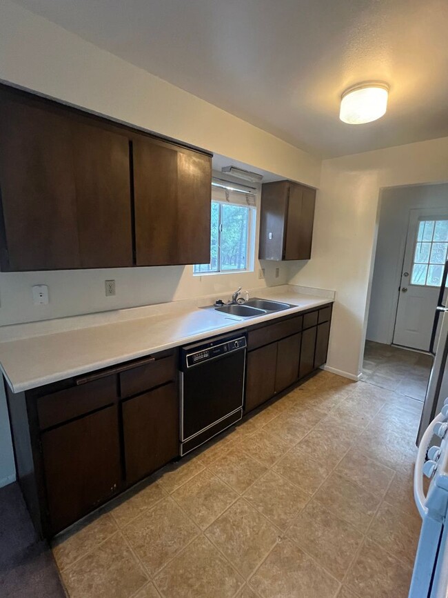 Building Photo - (LEASE PENDING) $2,475 3 Bed/2 Bath House -Country Club Estates neighborhood