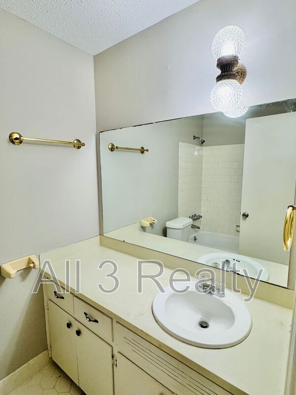 Building Photo - 6204 Lycoming Rd