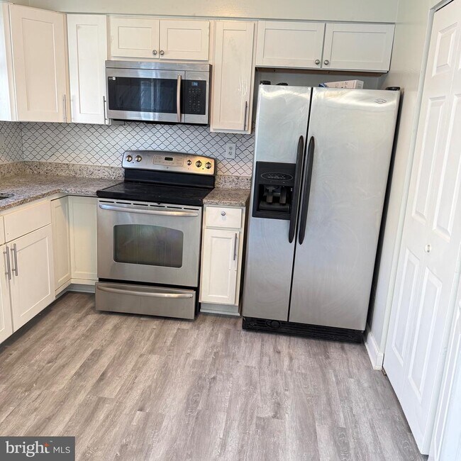 Building Photo - 2423 W Rosecroft Village Cir