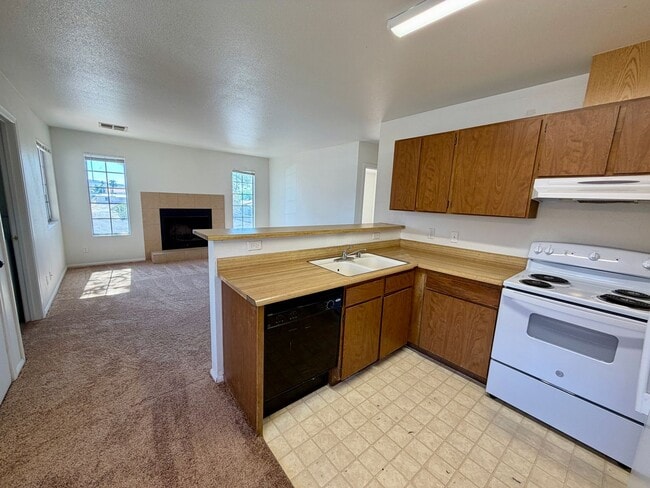 Building Photo - Gated community, 2 bedroom condo in SE Las Vegas
