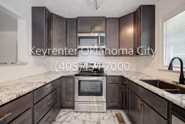 Building Photo - 1524 Rowena Ln