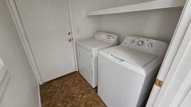 Building Photo - 4 Bedrooms near Silverado Ranch!