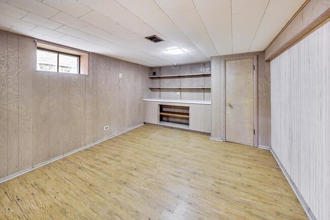 Building Photo - 6210 N Harding Ave