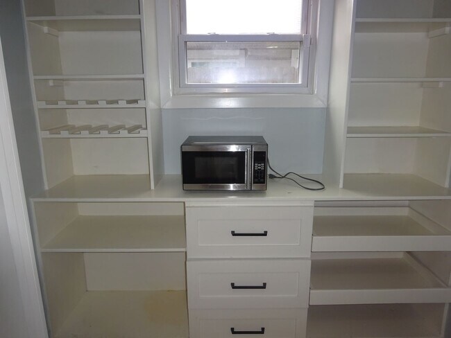 Building Photo - For Lease | 3 Bed, 1 Bath | 1,074 Sq Ft |O...