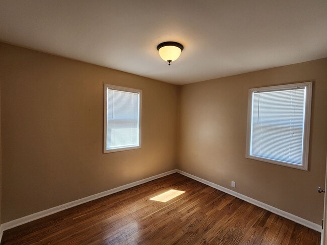 Building Photo - Charming 2 Bedroom W/Garage