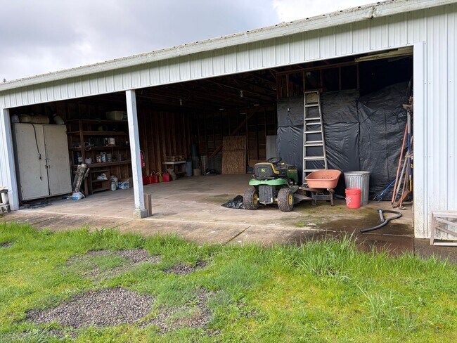 Building Photo - Large home on rural property in Carlton