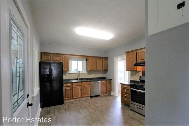 Building Photo - 3 br, 1 bath House - 615 N. First St.