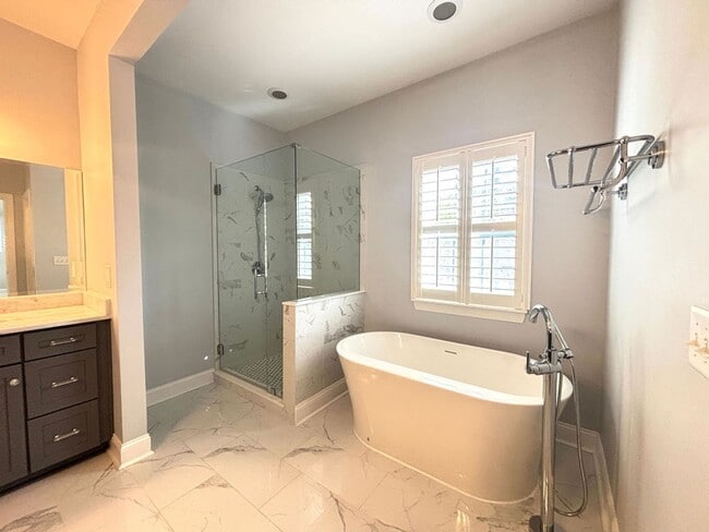 Building Photo - Available 1/15. Beautiful Remodeled 5 BR/4 BA Home in Park West!