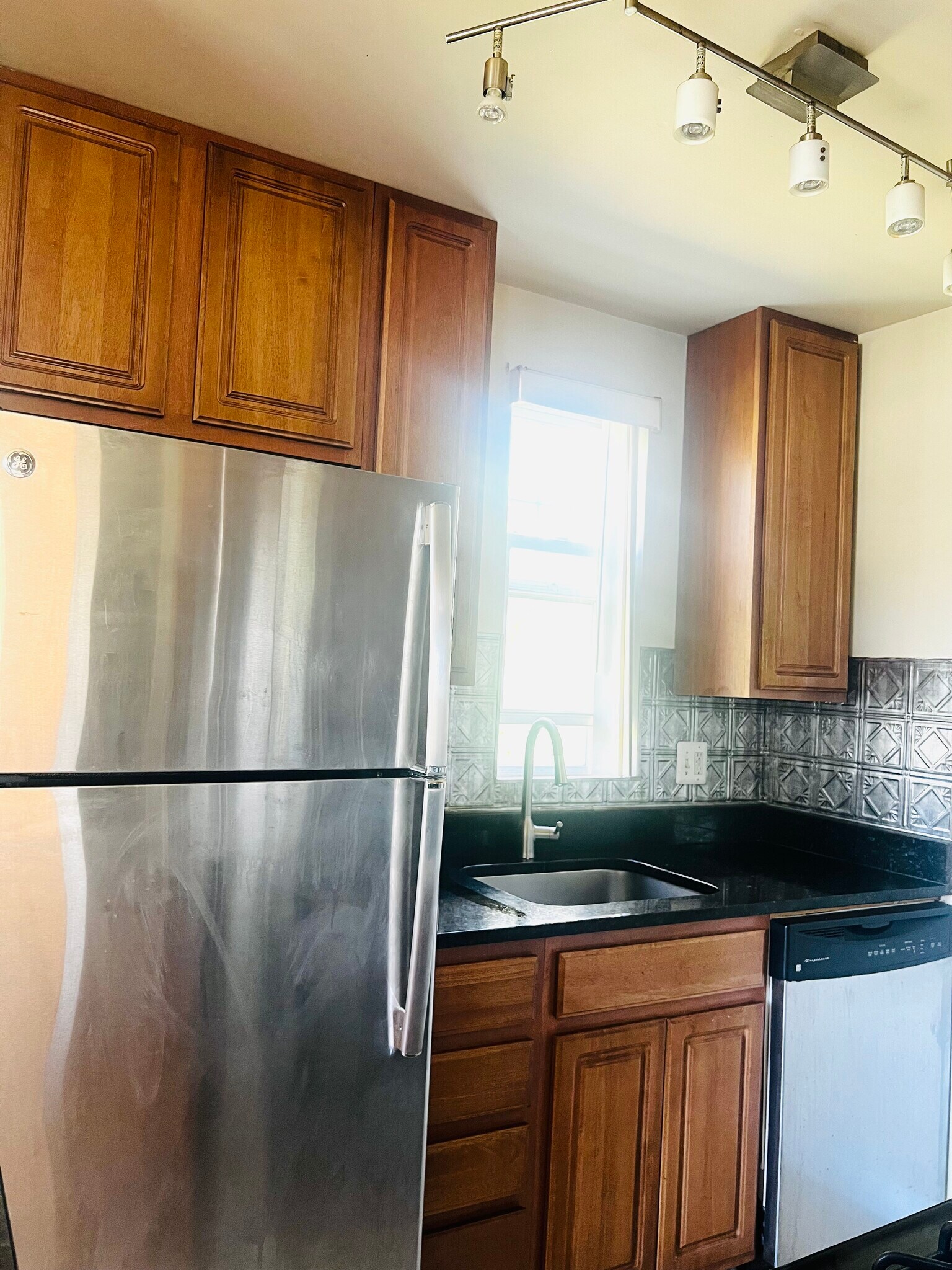 Building Photo - 6900 Hawthorne St