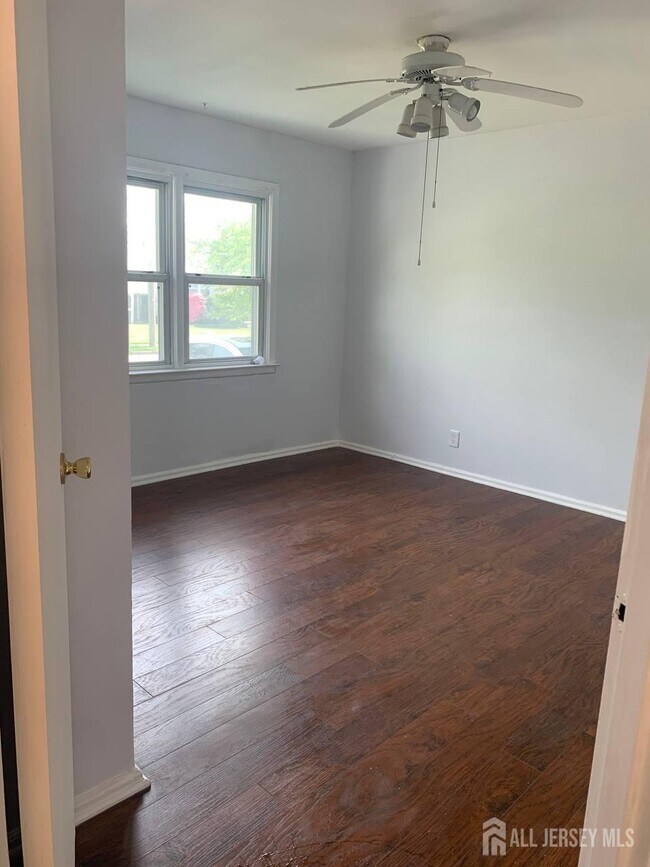 Building Photo - 11 S Pelham Ave