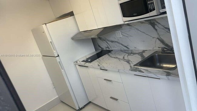 Building Photo - 820 NW 19th Ct