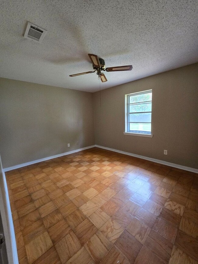 Building Photo - $500 Off 1st Month Special