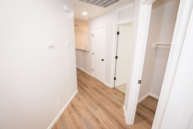 Building Photo - 4 Bedroom, 2 Bath, Split Floor Plan, 2 Car Garage, Central A/C