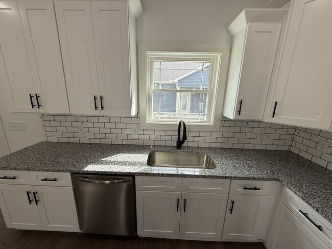 Building Photo - 1009 W Main St