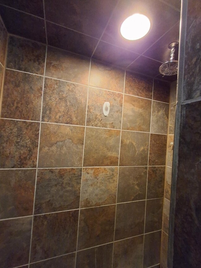 Building Photo - 109 E Fairview St