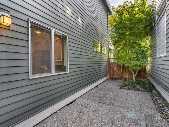 Building Photo - Beautiful 3 Bed/3 Bath Home!
