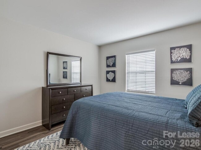 Building Photo - 406 W 9th St