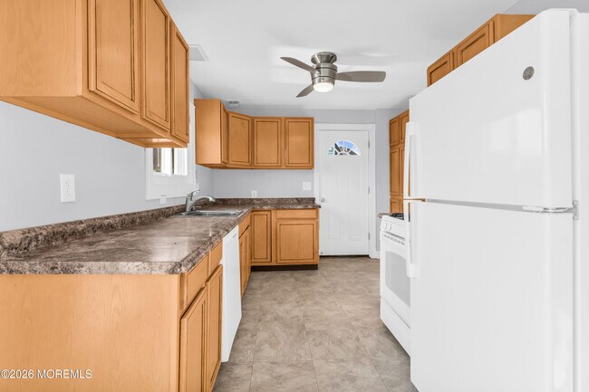 Building Photo - 2 Bedle Pl