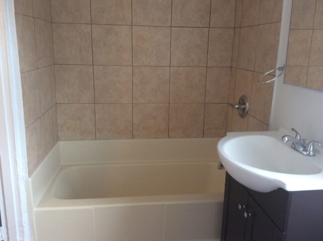 Building Photo - Spacious 3 Bedroom, Laundry, East End Near...