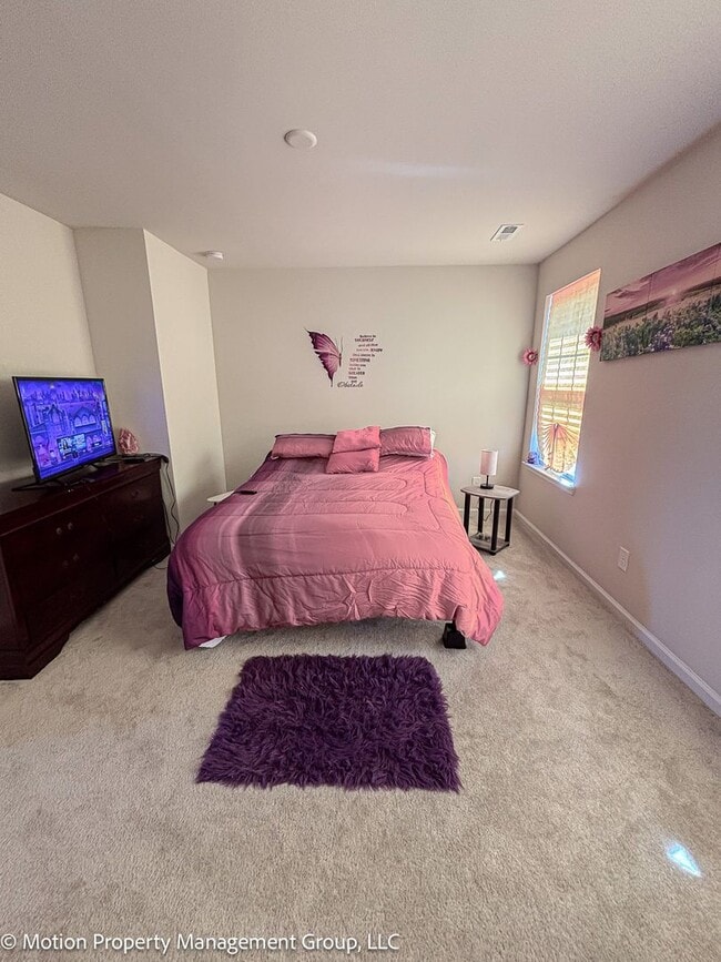 Building Photo - Fully Furnished Townhome!