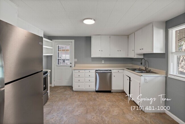 Building Photo - Charming Westside Duplex - NO RENT TILL JANUARY