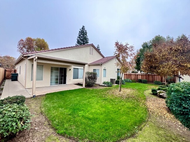 Building Photo - $2,595 Chestnut & Teague, 3 bedroom House - Fresno / Gated Community / New Paint & Floors