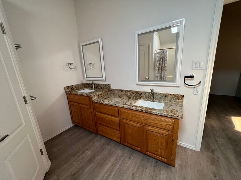 Double sinks in master - 8009 Thompson Pky