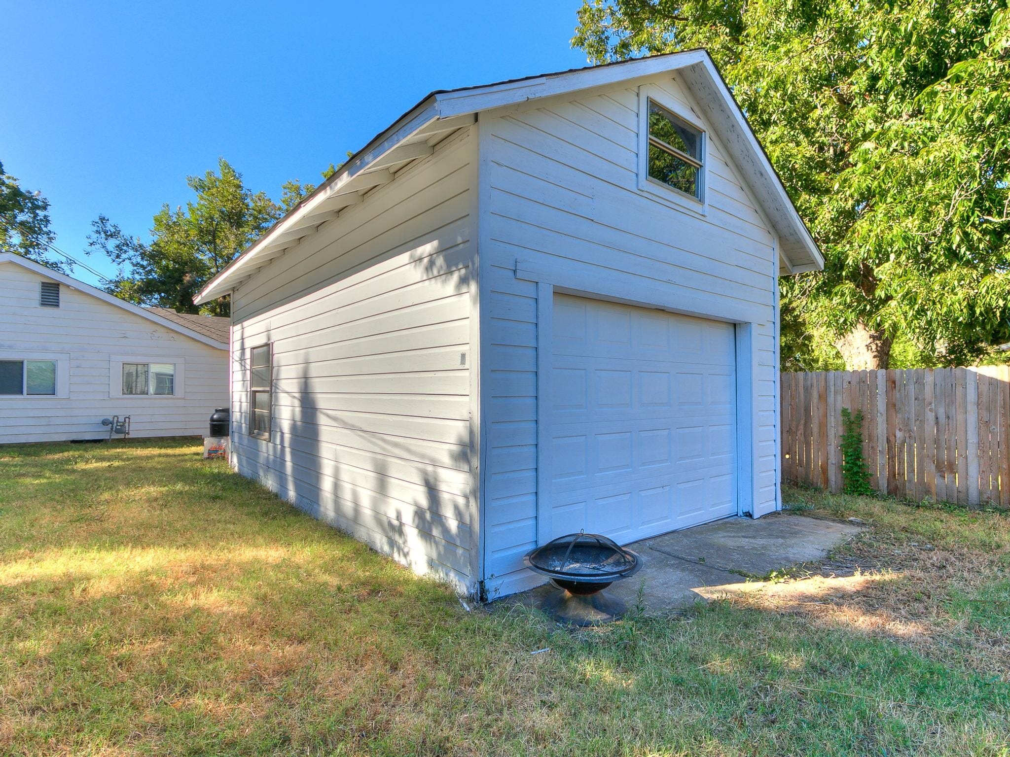 Building Photo - 703 Dakota St