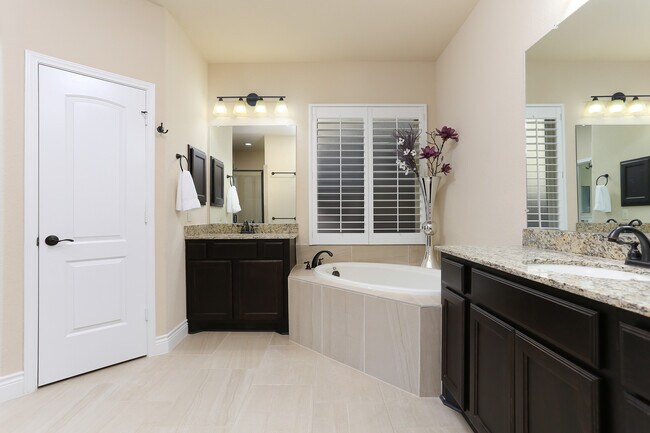 Building Photo - 632 Sydney St