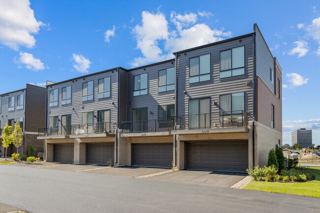 Building Photo - 1262 Lakepointe Dr