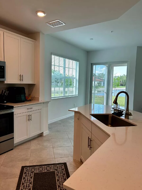 Building Photo - 12021 Santaluz Dr