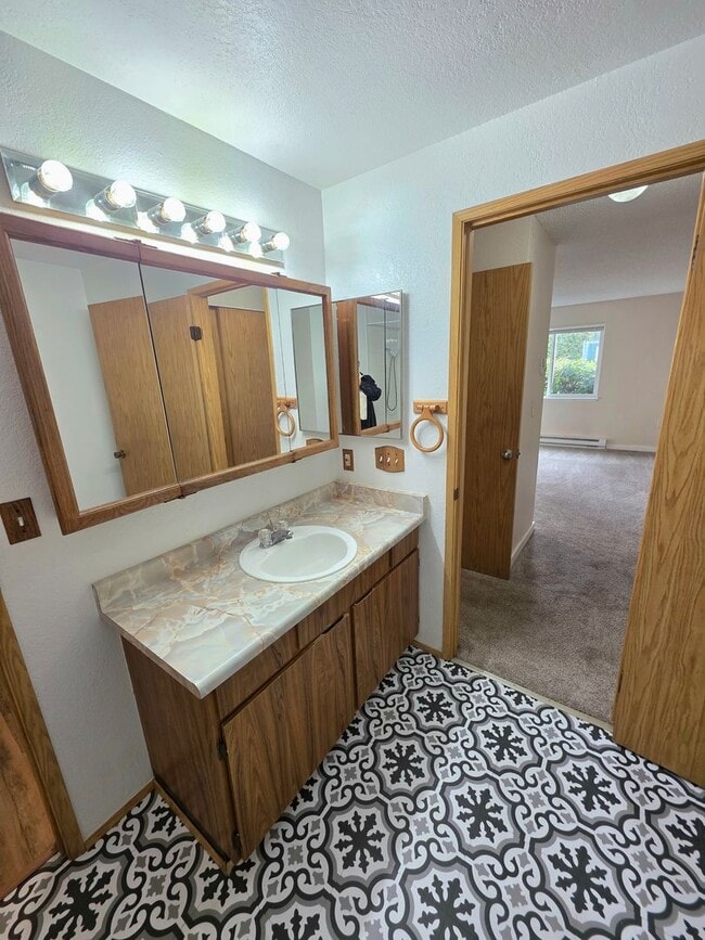 Building Photo - Renton Sunset Heights Condominiums - 2 bedroom 1 bathroom lower floor unit - Water, Sewer & Garba...