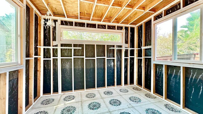 Building Photo - Stunning Fully Detached Casita on Private ...