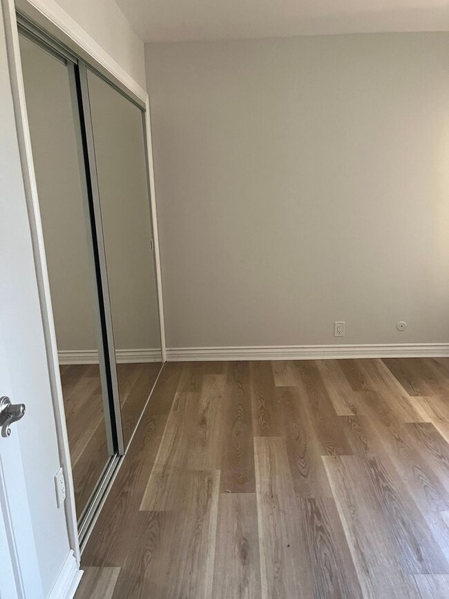 Building Photo - Beautiful 2 Bedroom/1 Bath Floor Level Rem...