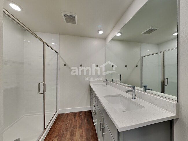 Building Photo - 3921 Wyedale Wy