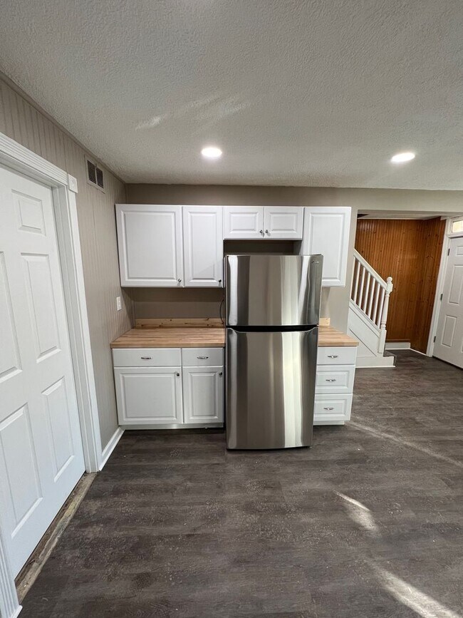 Building Photo - Newly Renovated 3 Bedroom, 1 Bathroom in Spring Hill- Central Air and Brand New Kitchen!!