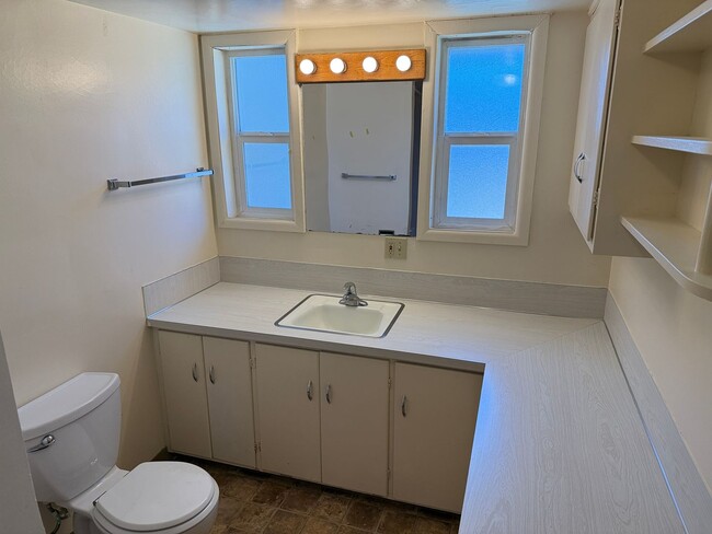 Building Photo - 3 bedroom, 1.5 bath house in Eugene!