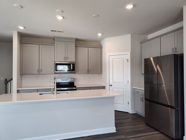 Building Photo - Beautiful 3 bedroom, 2.5 bathroom townhome in Belterra!