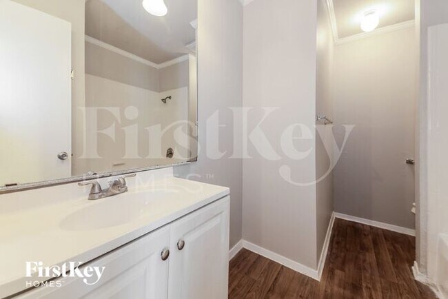 Building Photo - 3317 Kenwood Dr