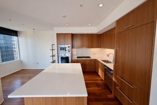 Building Photo - 1Bd/1.5Ba Bellevue Condo