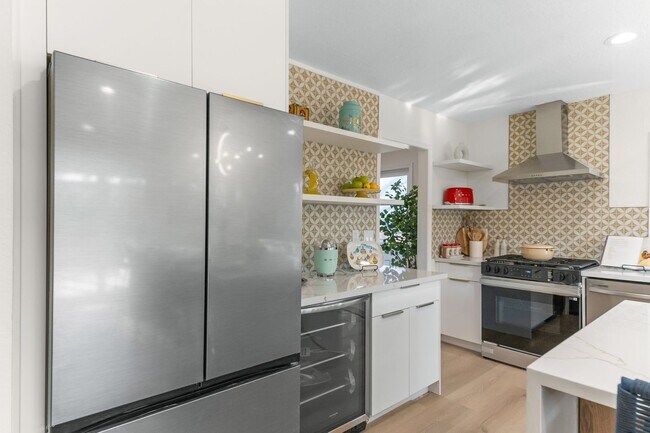 Building Photo - BEAUTIFULLY RENOVATED 4-BEDROOM HOME IN PH...
