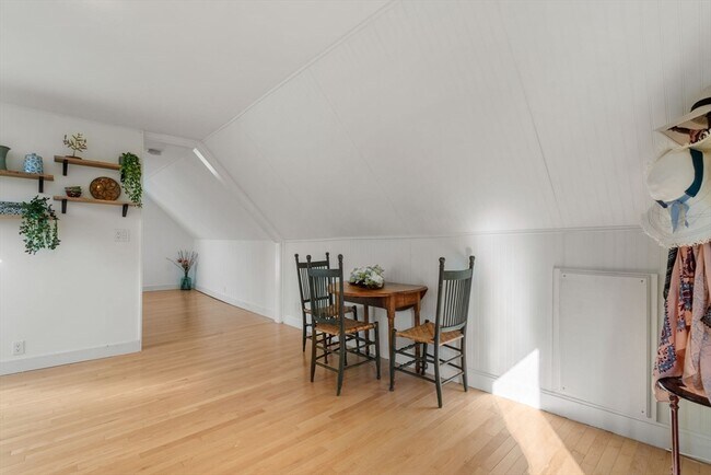 Building Photo - 32 Richardson St