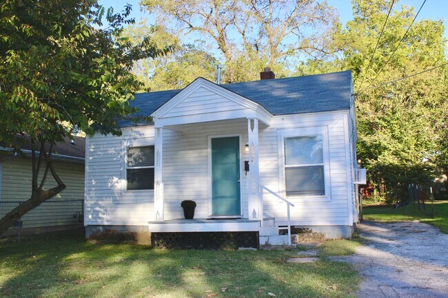 Primary Photo - 2310 N Rogers Ave